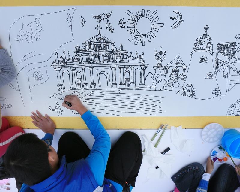 珠澳儿童手绘双100米长卷  共同庆祝澳门回归15周年